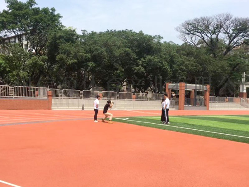 新建的塑膠跑道被人踩臟了怎么辦？