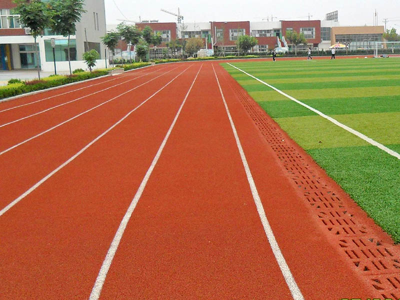 100米塑膠跑道與公路跑步哪個(gè)快？