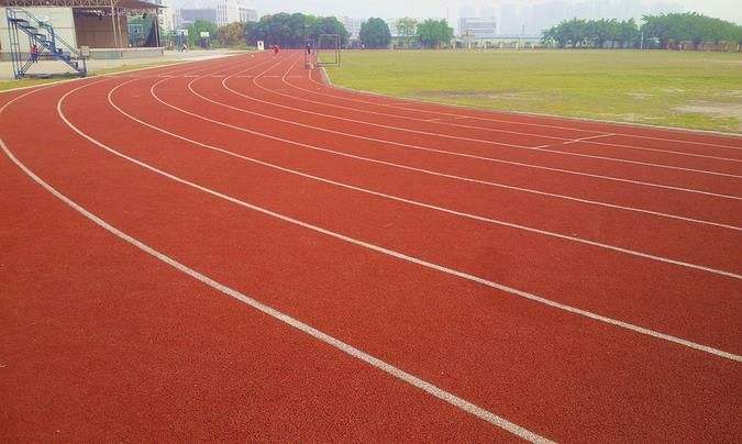 塑膠跑道運(yùn)動(dòng)場(chǎng)清潔維護(hù)的方法
